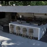 בית נופש Charming Villa, Private Pool
